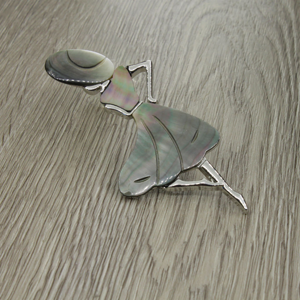 Брошь-подвеска "Мадам" со вставкой из черного перламутра