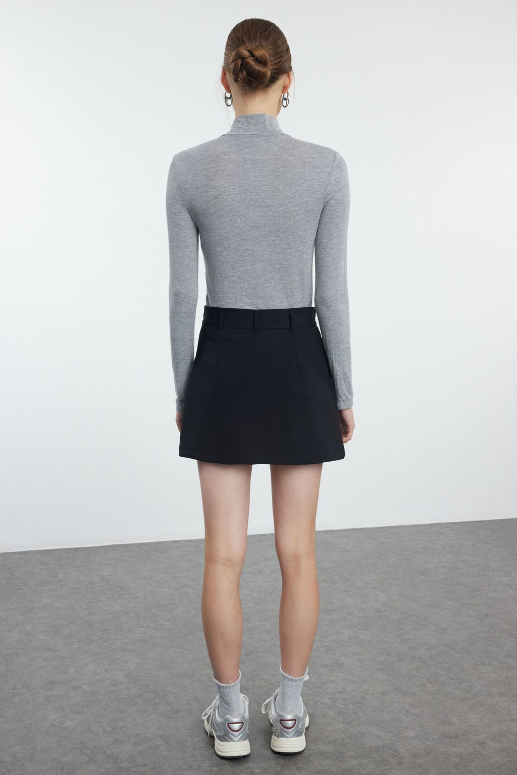 TRENDYOLMILLA Siyah Pilili Mini Dokuma Etek Gorunumlu Sort TWOAW25SR00035  фото 5