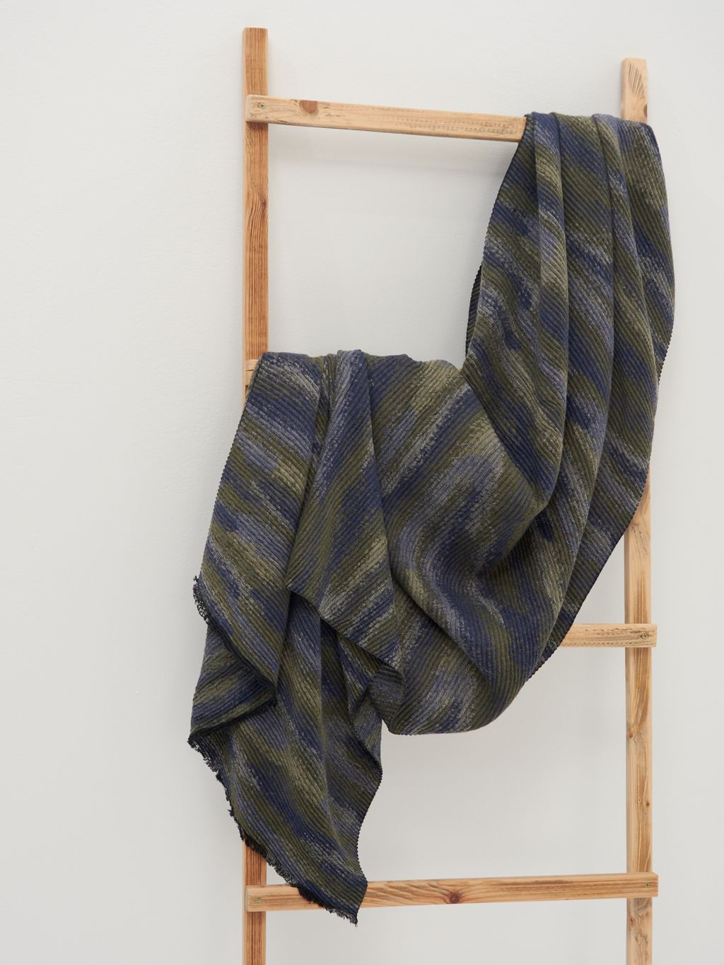 в составе шерсть Большой, мягкий, двусторонний палантин с принтом - Tantino фото 3