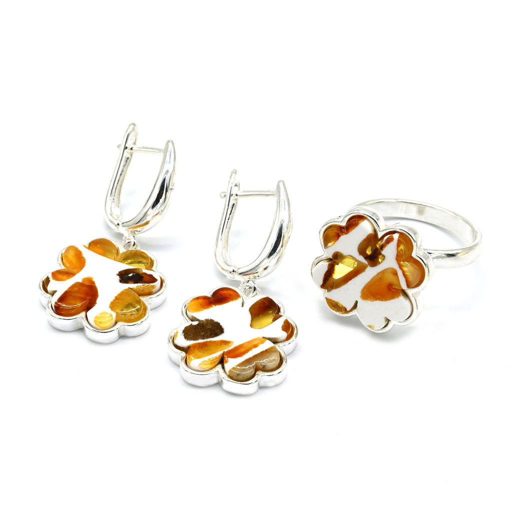 Набор Клевер 17*17мм с янтарём мозаика в посеребрении цв.молочный, 6,1г