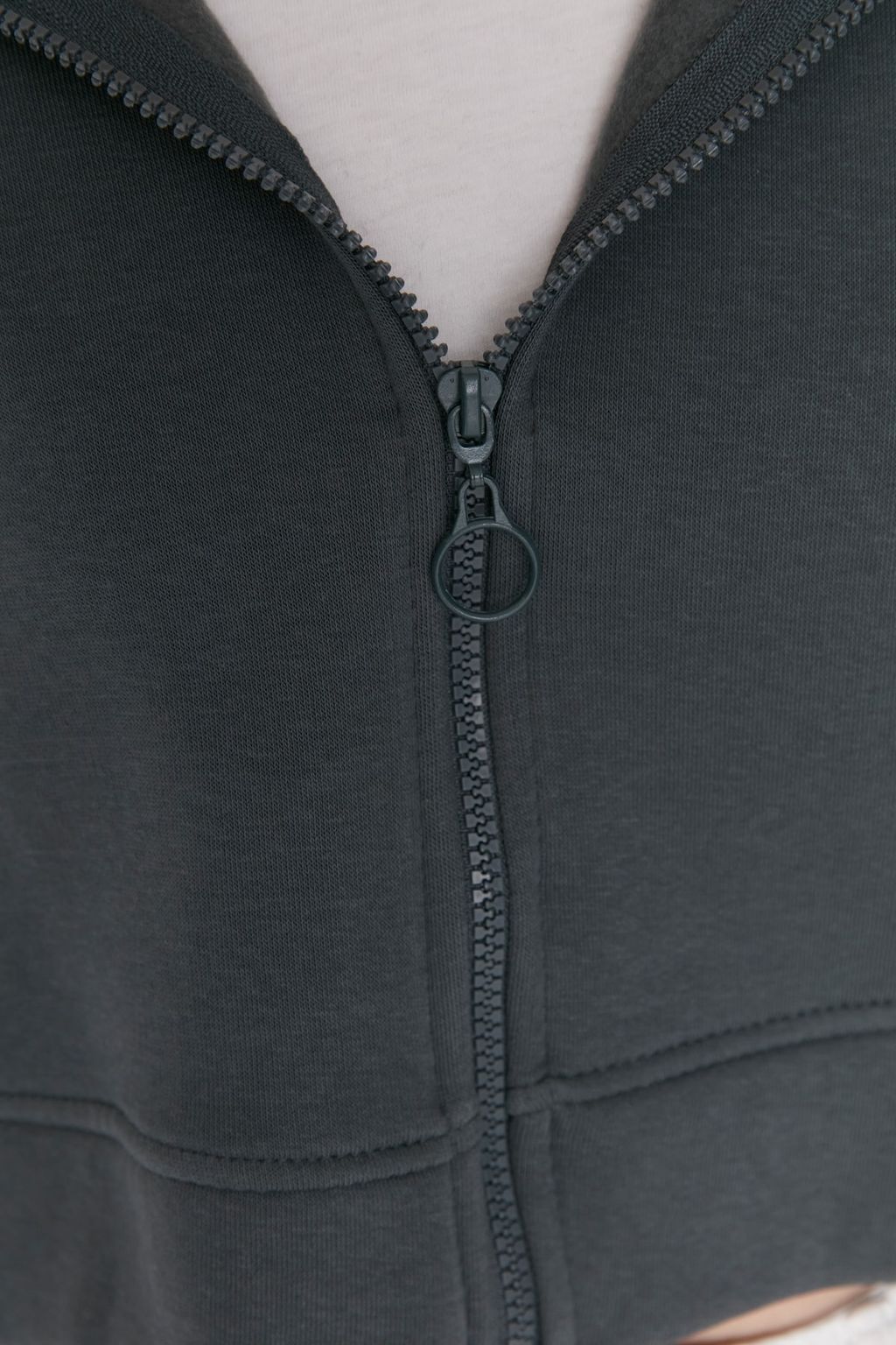 TRENDYOLMILLA Ekru Basic Fermuarl? Kapusonlu Crop Kal?n Ici Polarl? Orme Sweatshirt TWOAW20SW0660  фото 10