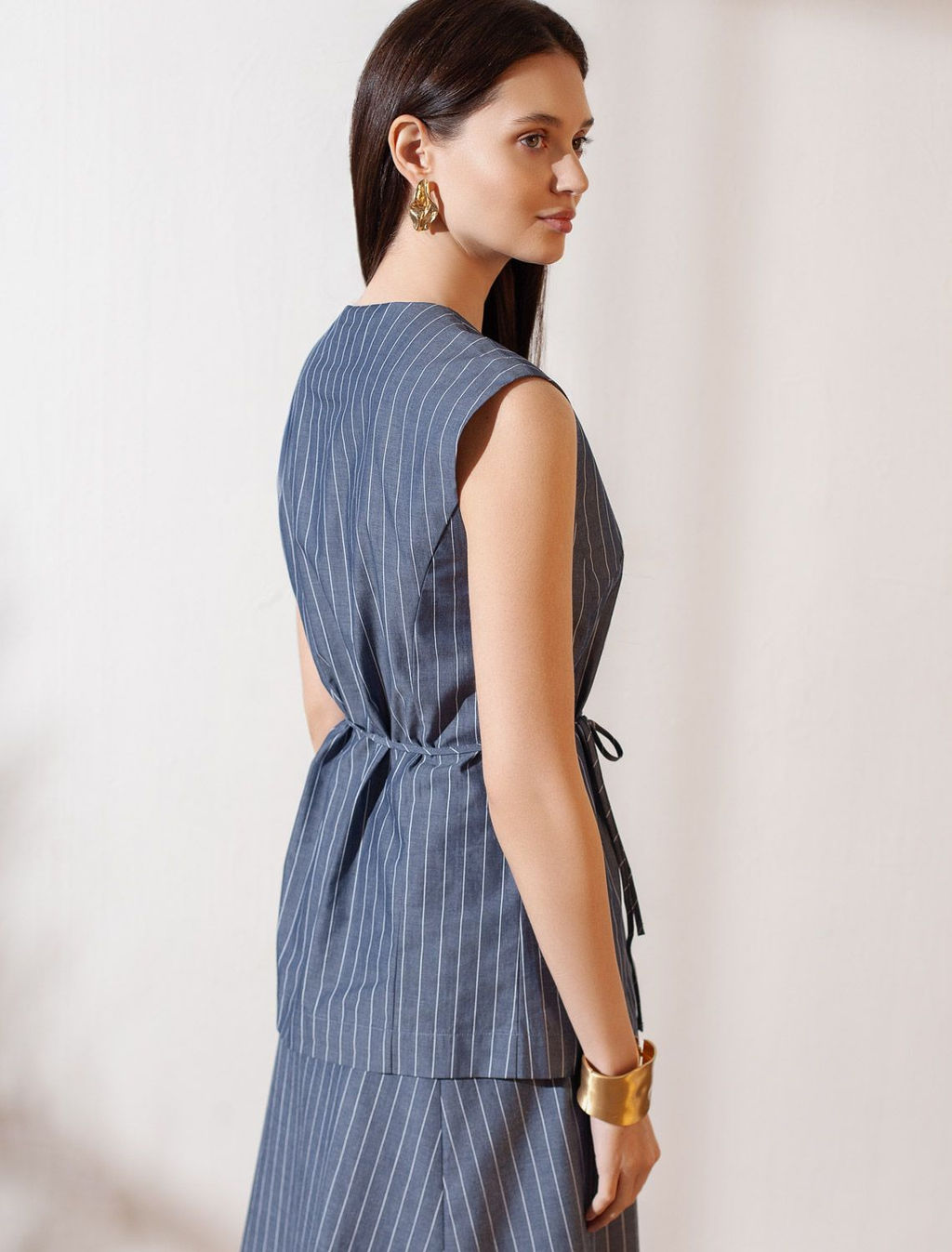 Удлиненный костюмный жилет в полоску с поясом из легкого хлопкового поплина - Vilatte фото 3