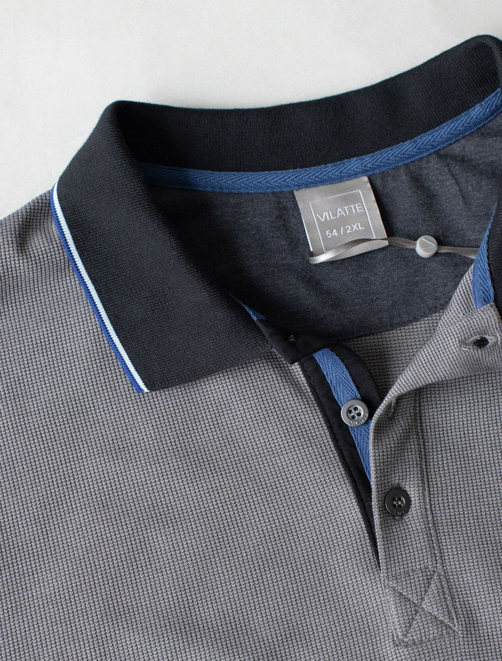 Лонгслив из фактурного трикотажа с плетеным воротником поло с застежкой на пуговицы - Vilatte фото 2