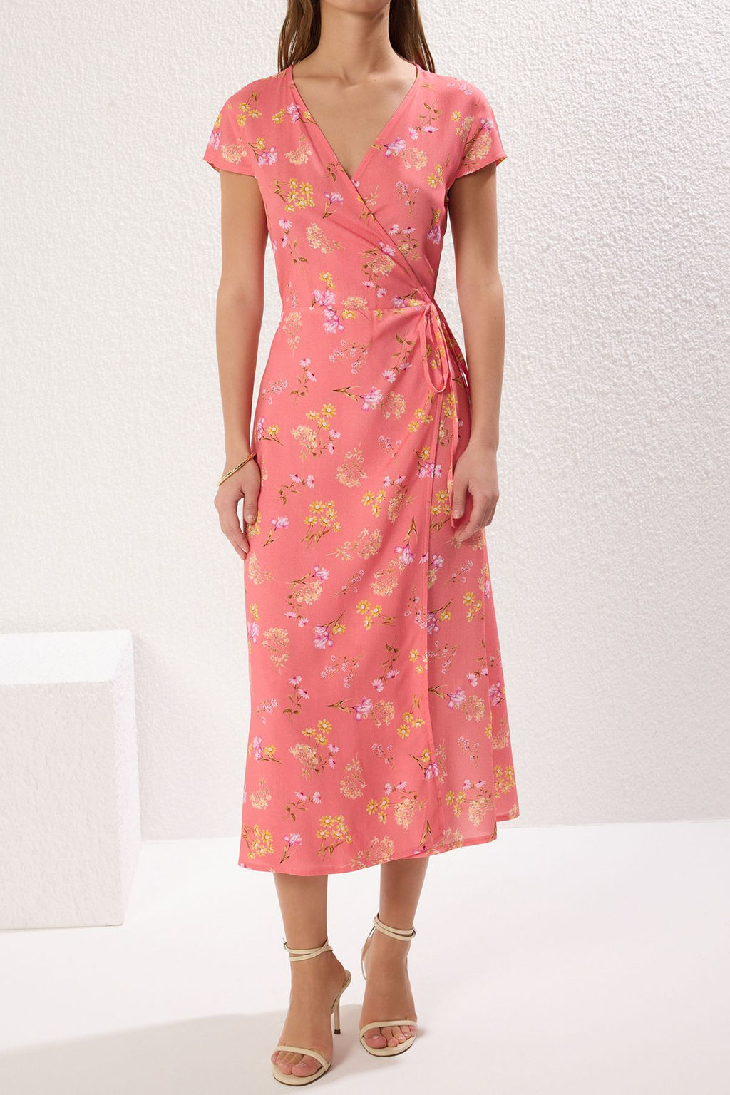 Pembe Cicek Desenli Kruvaze Beli Lastikli Midi Dokuma Elbise TWOSS25EL00179 - Trendyolmilla фото 3