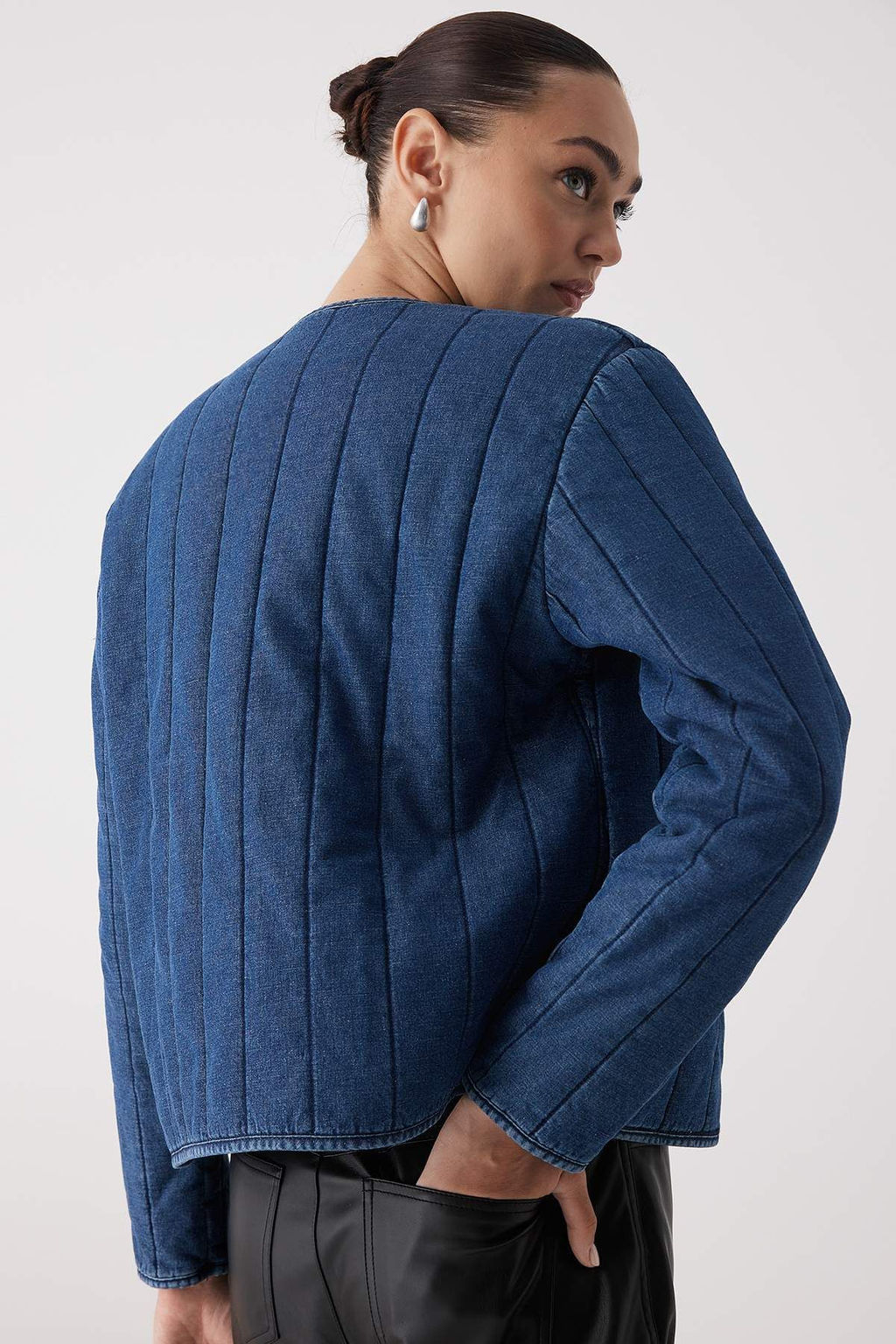 Wardrobe Essentials Koyu Mavi Kapitone Regular Denim Ceket | TWOAW26CE00013 - Trendyolmilla фото 3