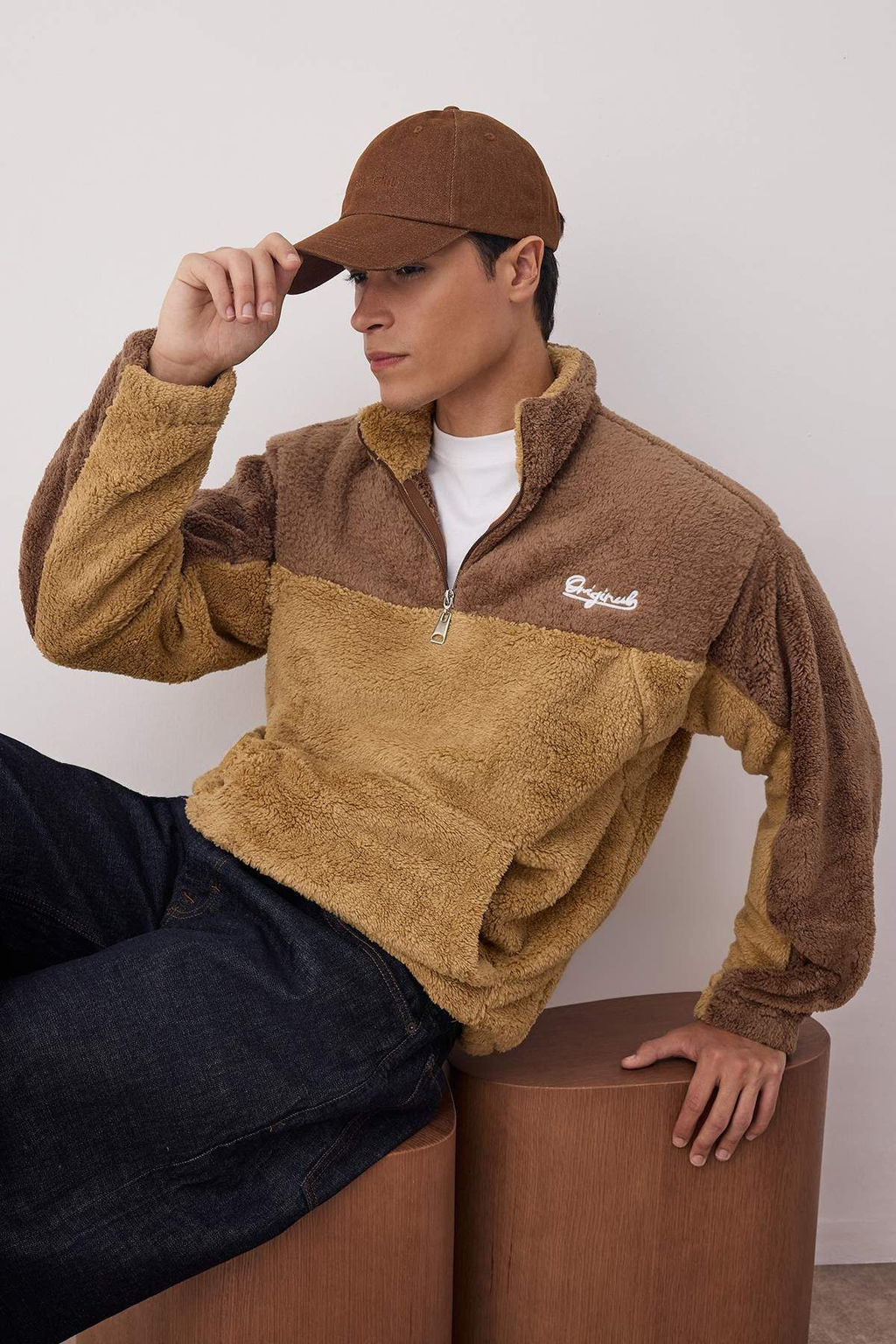 TRENDYOL MAN Camel Unisex Oversize/Genis Kesim Renk Blok S?cak Tutan Pelus Sweatshirt TMNAW22SW1477