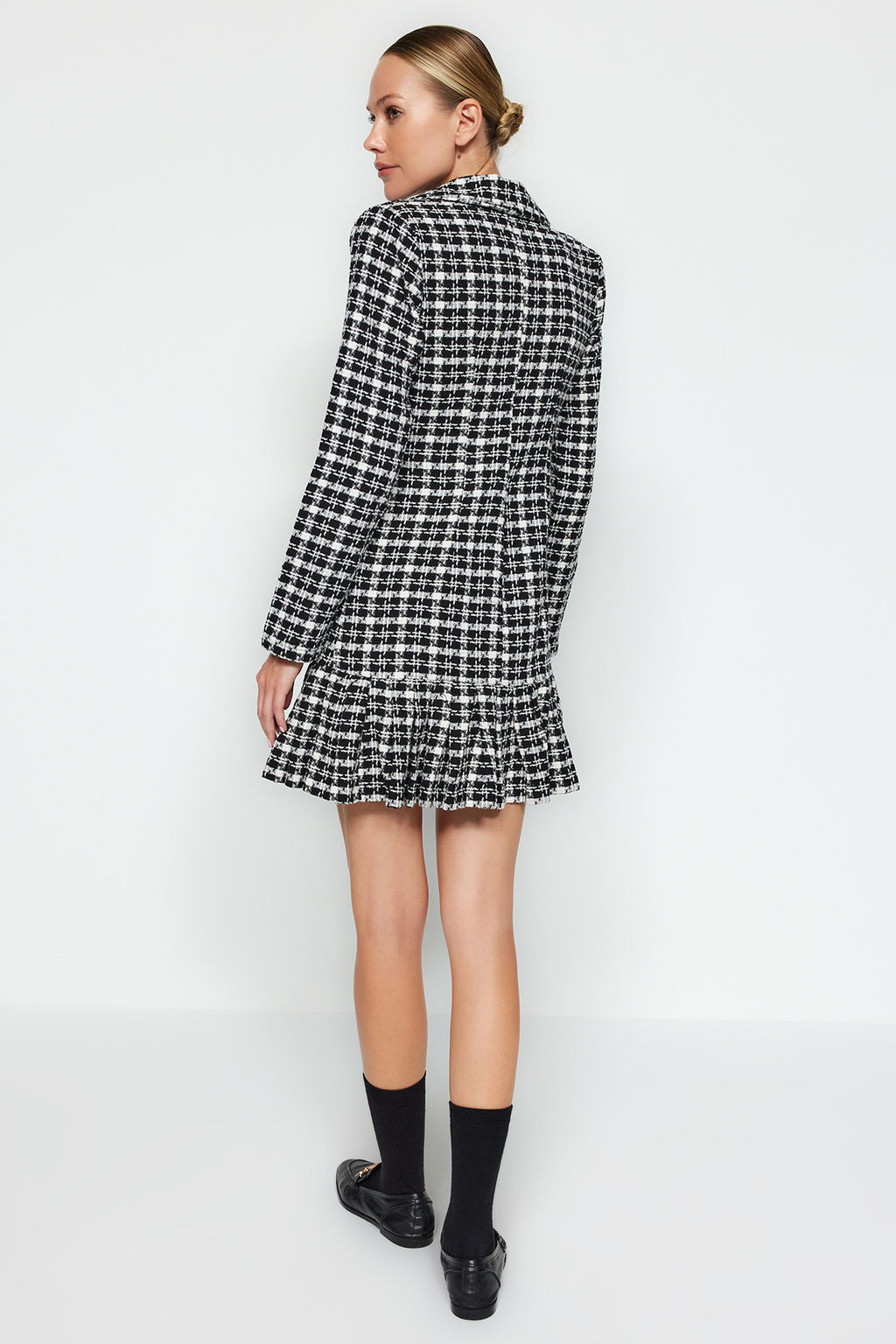 TRENDYOLMILLA Siyah Etegi Volanl? Dugme Detayl? Tuvit Dokuma Elbise TWOAW23EL00870  фото 13