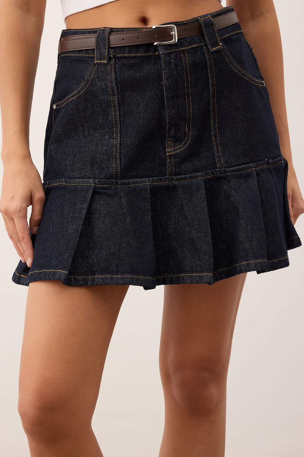 Koyu Mavi Kemerli Mini Pileli Denim Etek TWOAW26ET00143 - Trendyolmilla фото 3