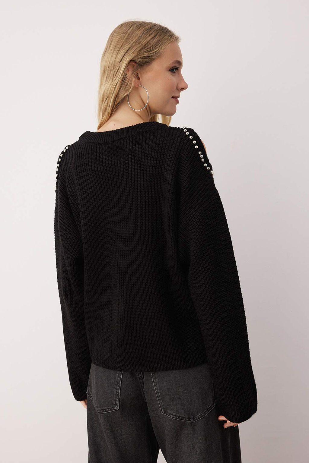 Siyah Omuz Cut Out/Pencere Detayl? Inci Islemeli Triko Kazak TWOAW26KZ00185