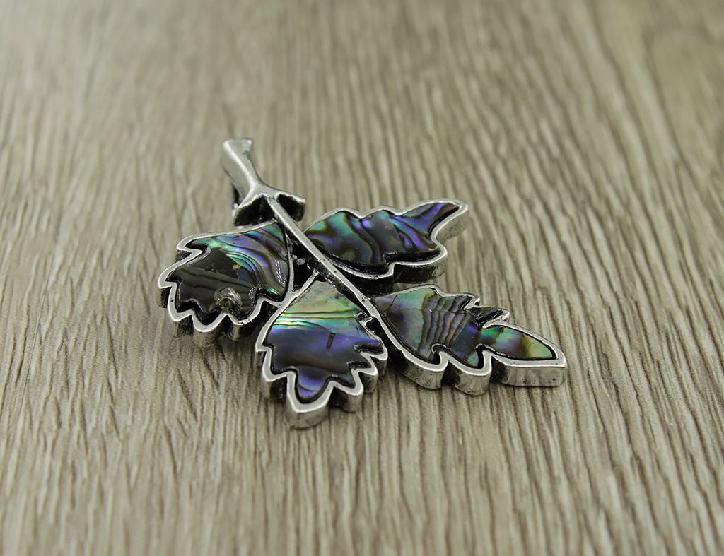 Брошь-подвеска "Листья боярышника" гелиотис