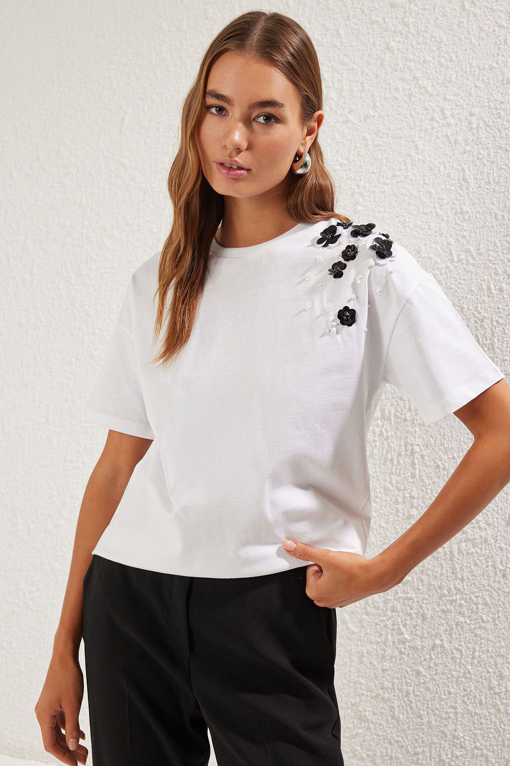 Beyaz Kal?n Pamuklu Oversize/Genis Kal?p Aksesuar Detayl? Orme T-Shirt TWOSS25TS00030