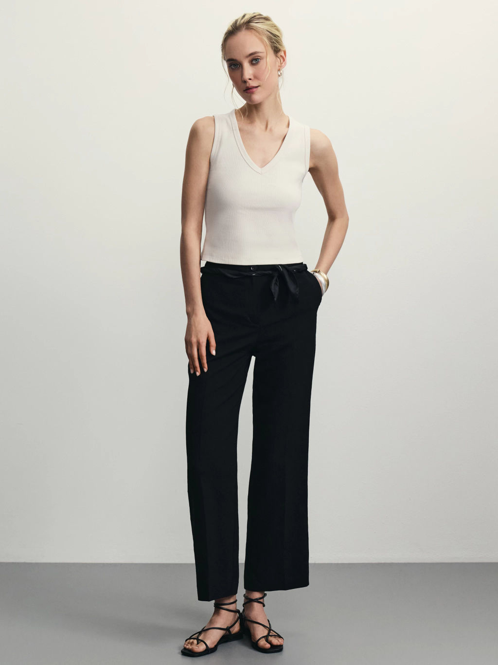 Укороченный топ в рубчик с V-образным вырезом / Zarina  фото 2