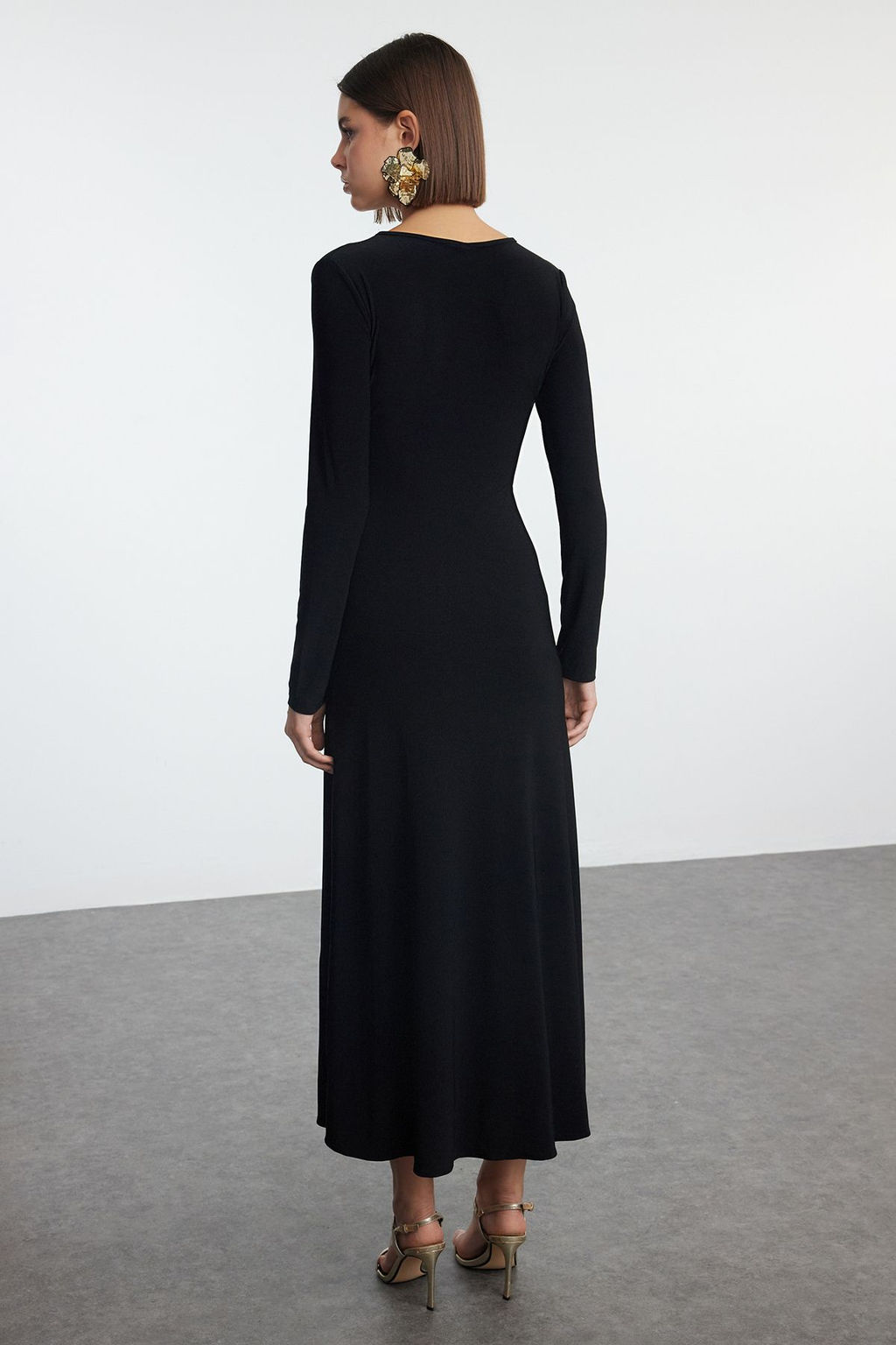 Trendyolmilla Siyah Duz V Yaka Etegi Volanl? Skater/Belden Ac?lan Esnek Maxi Orme Elbise TWOAW25EL00111 фото 5