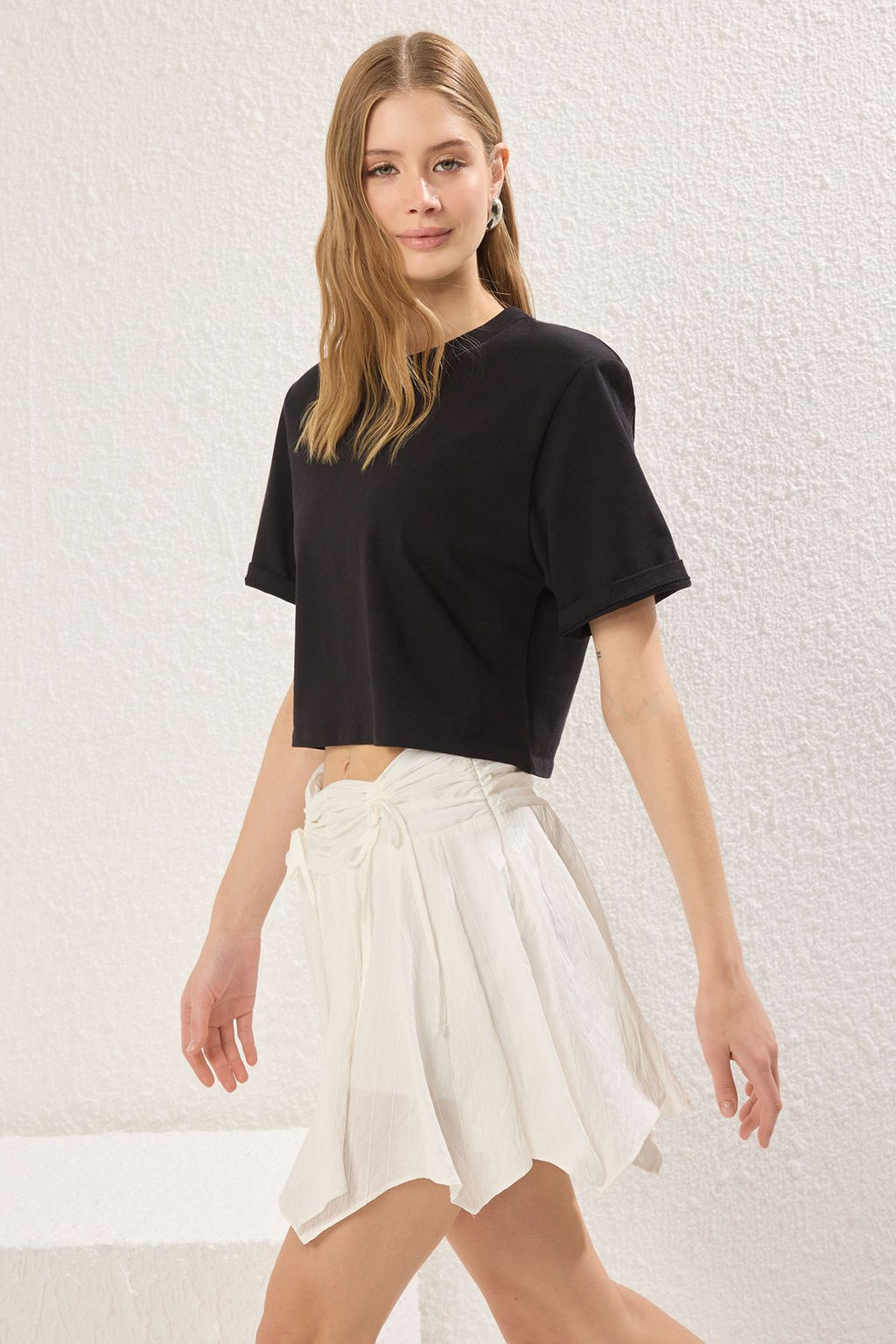 TRENDYOLMILLA Beyaz Etek Ucu Asimetrik Korse Baglama Detayl? Mini Boy Etek TWOSS25ET00154 фото 2