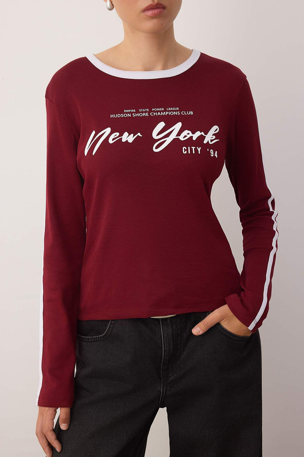 Bordo Slogan Bask?l? Serit Detayl? Vucuda Oturan Bisiklet Yaka Esnek Orme T-Shirt TWOAW26TS00015