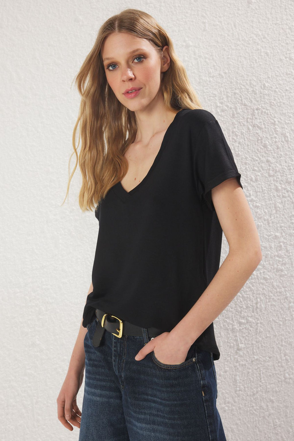 Siyah V Yaka Regular/Normal Kal?p Orme T-Shirt TWOSS25TS00196