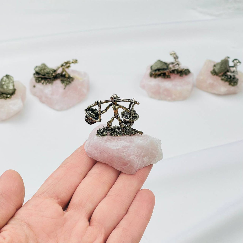 Фигурка Старатель на Розовом кварце с Пиритом