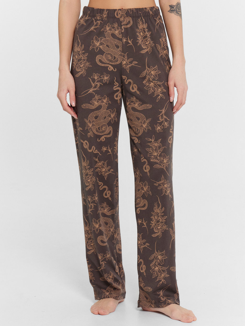 Пижама женская коричневая с принтом Змеи - Mark formelle фото 3