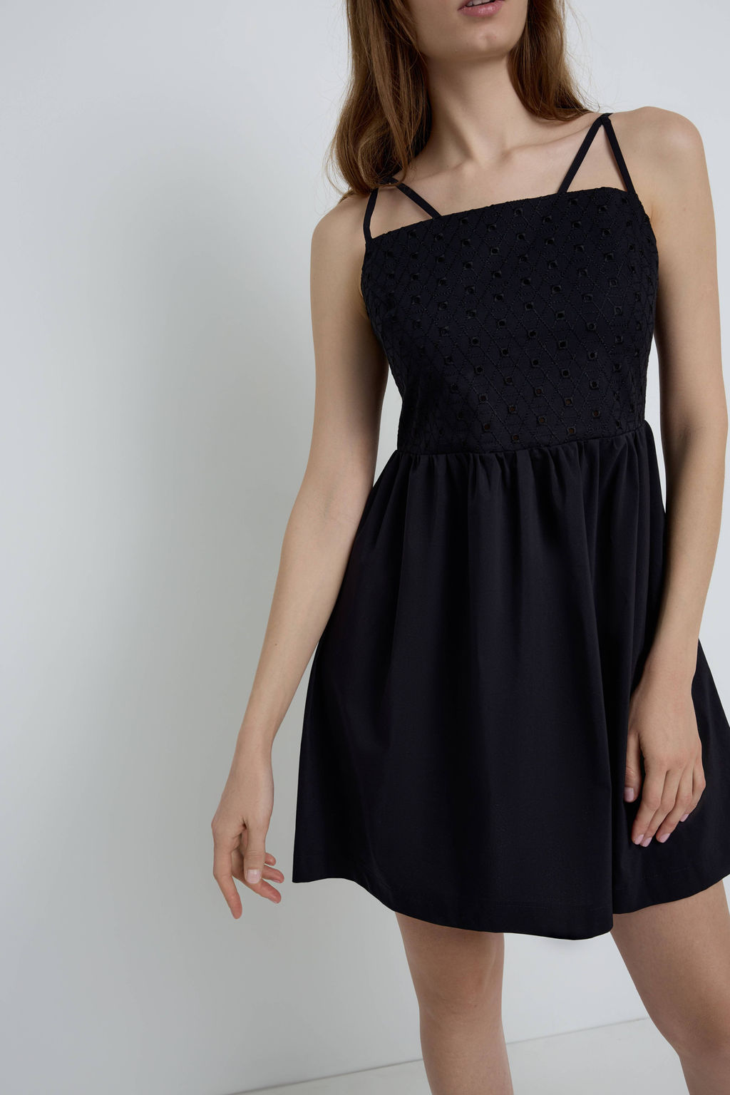 CONTE Легкое платье на тонких бретелях с вышивкой ришелье LPL 2339 black black