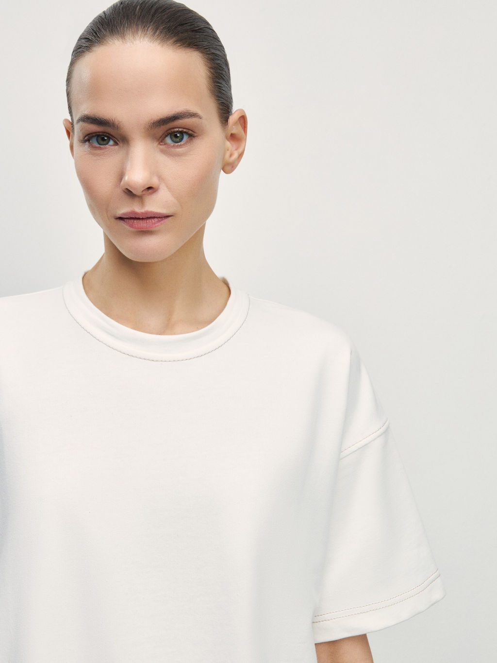 Футболка из плотного хлопка с контрастными швами / Zarina  фото 6