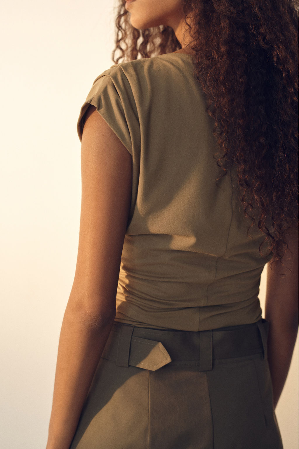 Top drapeado con escote barco - H&m фото 6