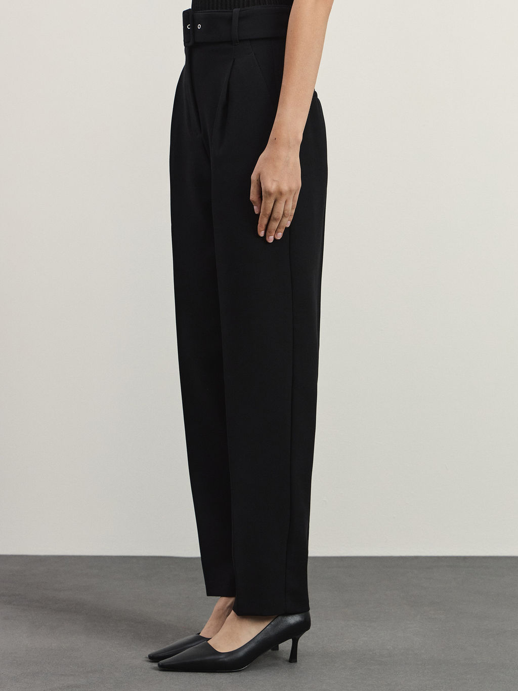 Брюки зауженные к низу с поясом / Zarina фото 3