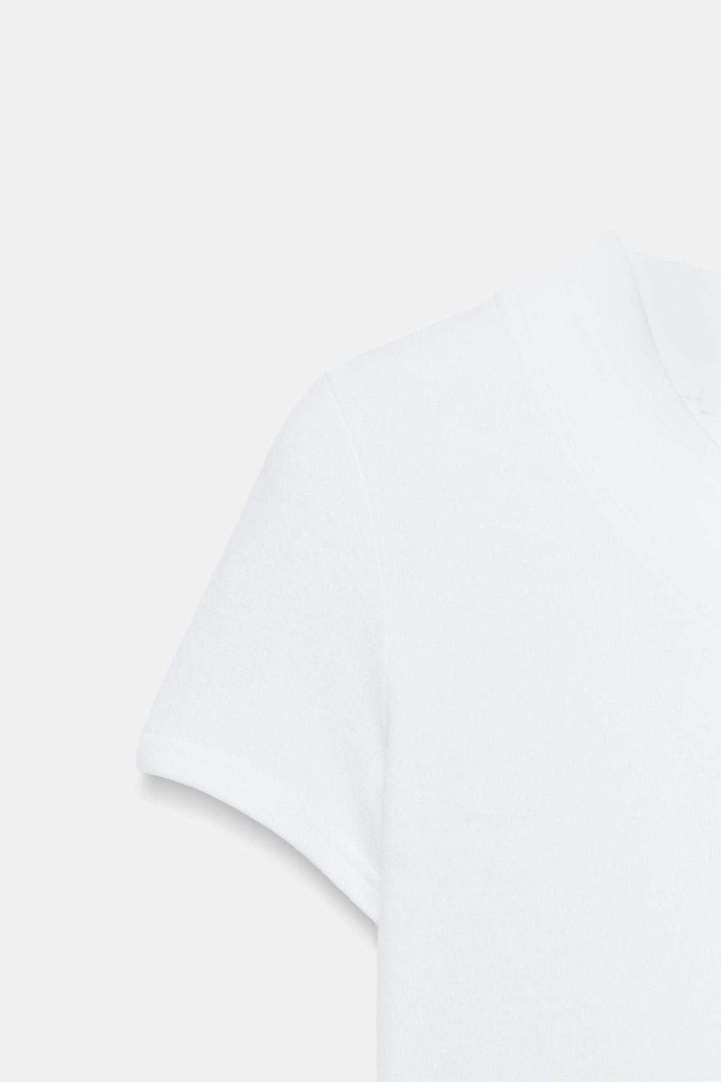 CAMISETA CUELLO PICO BAJO ASIM?TRICO / Blanco