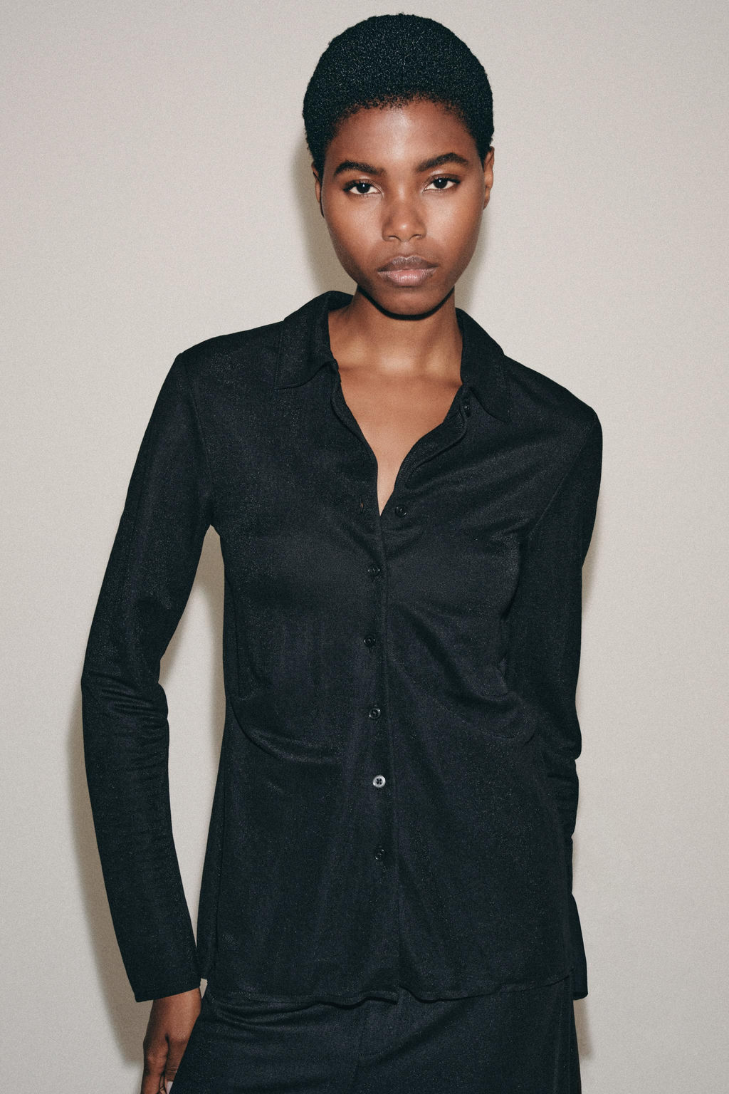 CAMISETA PLIEGUES BOTONES / Negro - Zara фото 2