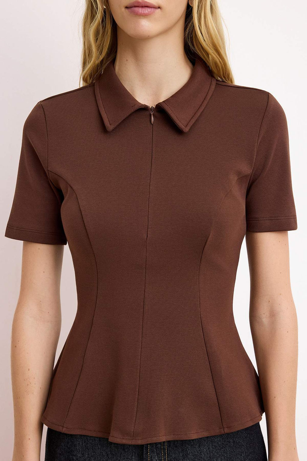 Koyu Kahverengi Peplum Polo Yaka Yar?m Pat Fermuar K?sa Kol Interlok Orme Bluz TWOSS26BZ00064