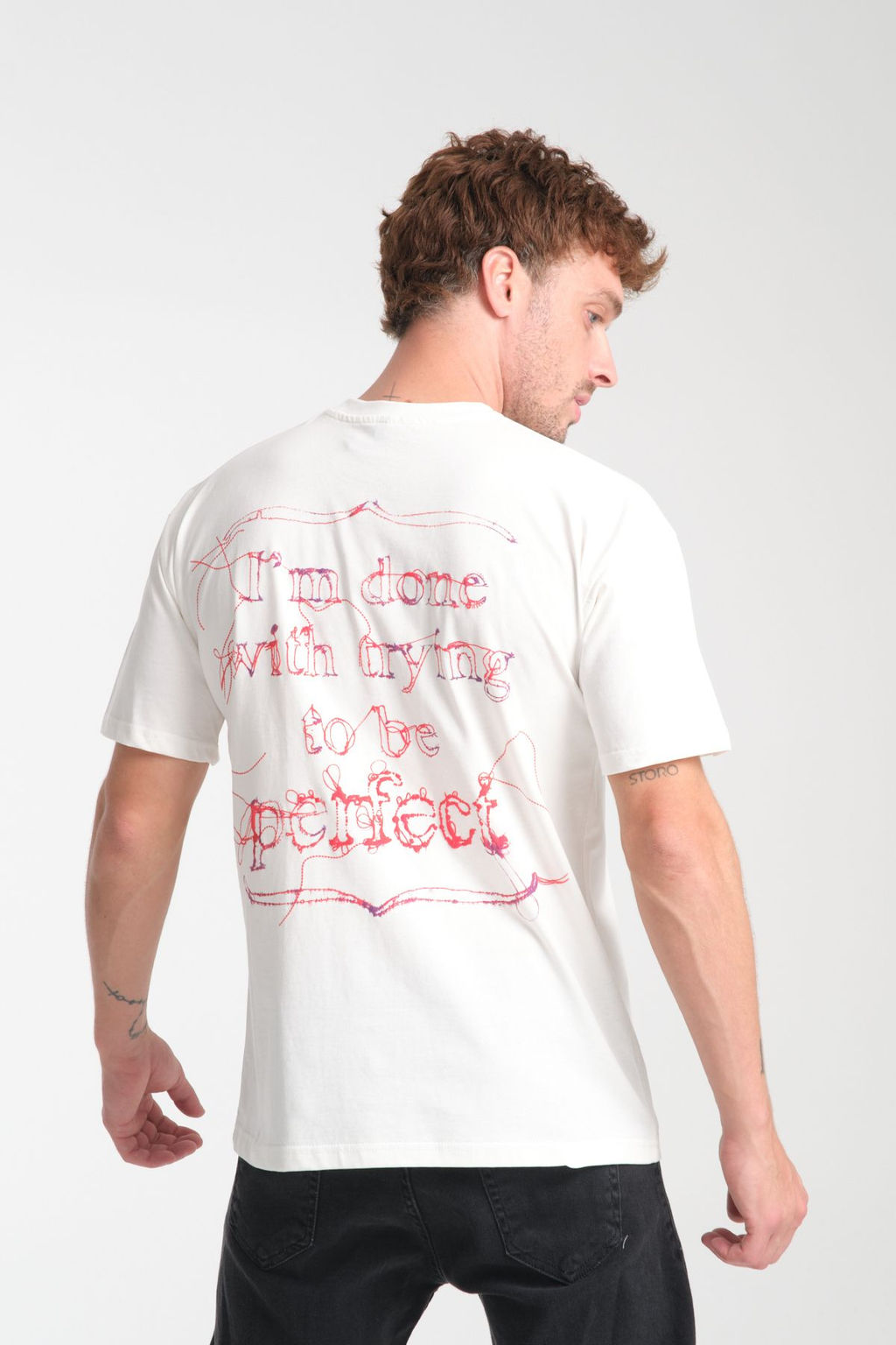 TRENDYOL MAN Beyaz Oversize/Genis Kesim S?rt Nak?sl? %100 Pamuk T-Shirt TMNSS25TS00198