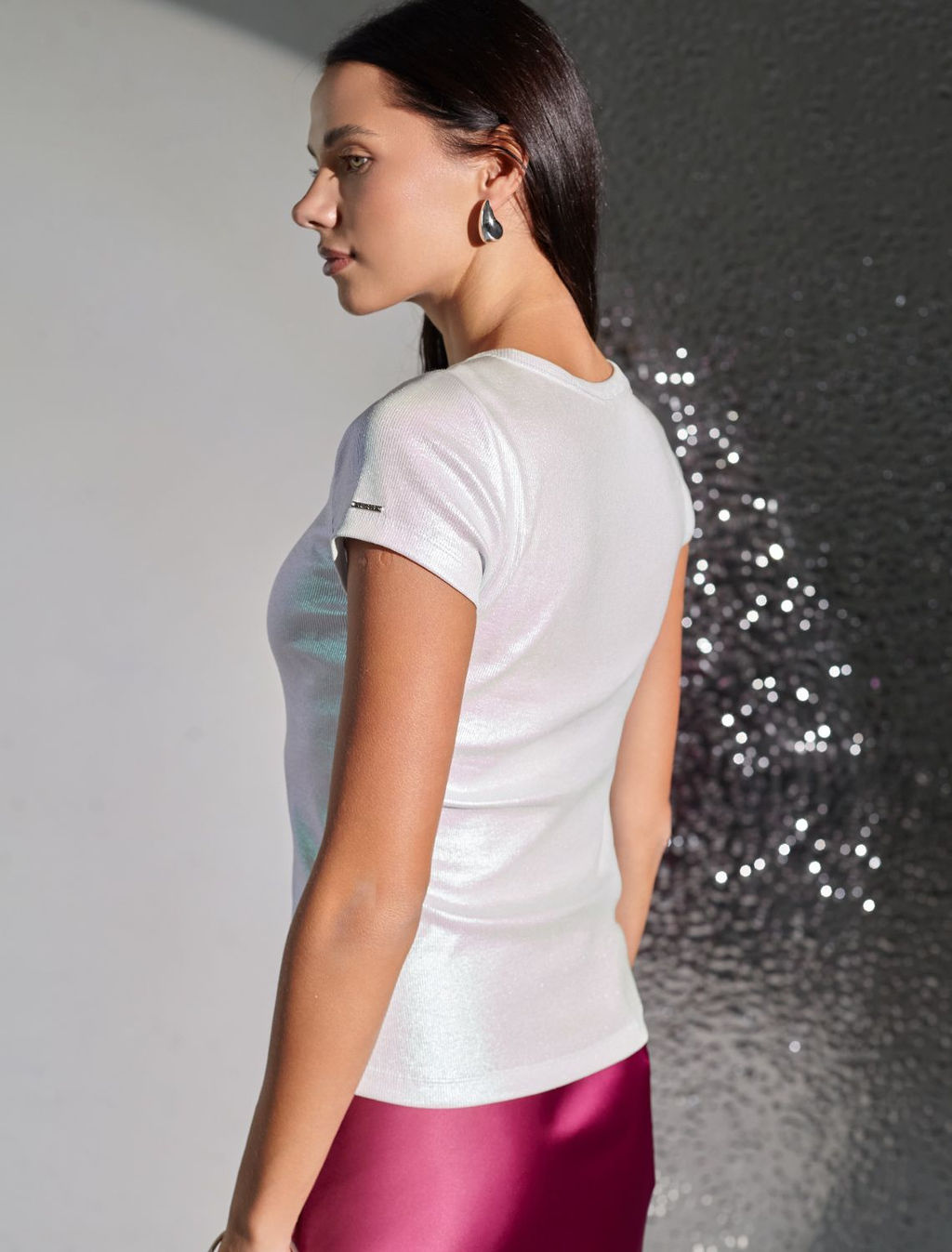 Футболка облегающая из хлопка в рубчик с V вырезом и матовым покрытием металлик - Vilatte фото 2