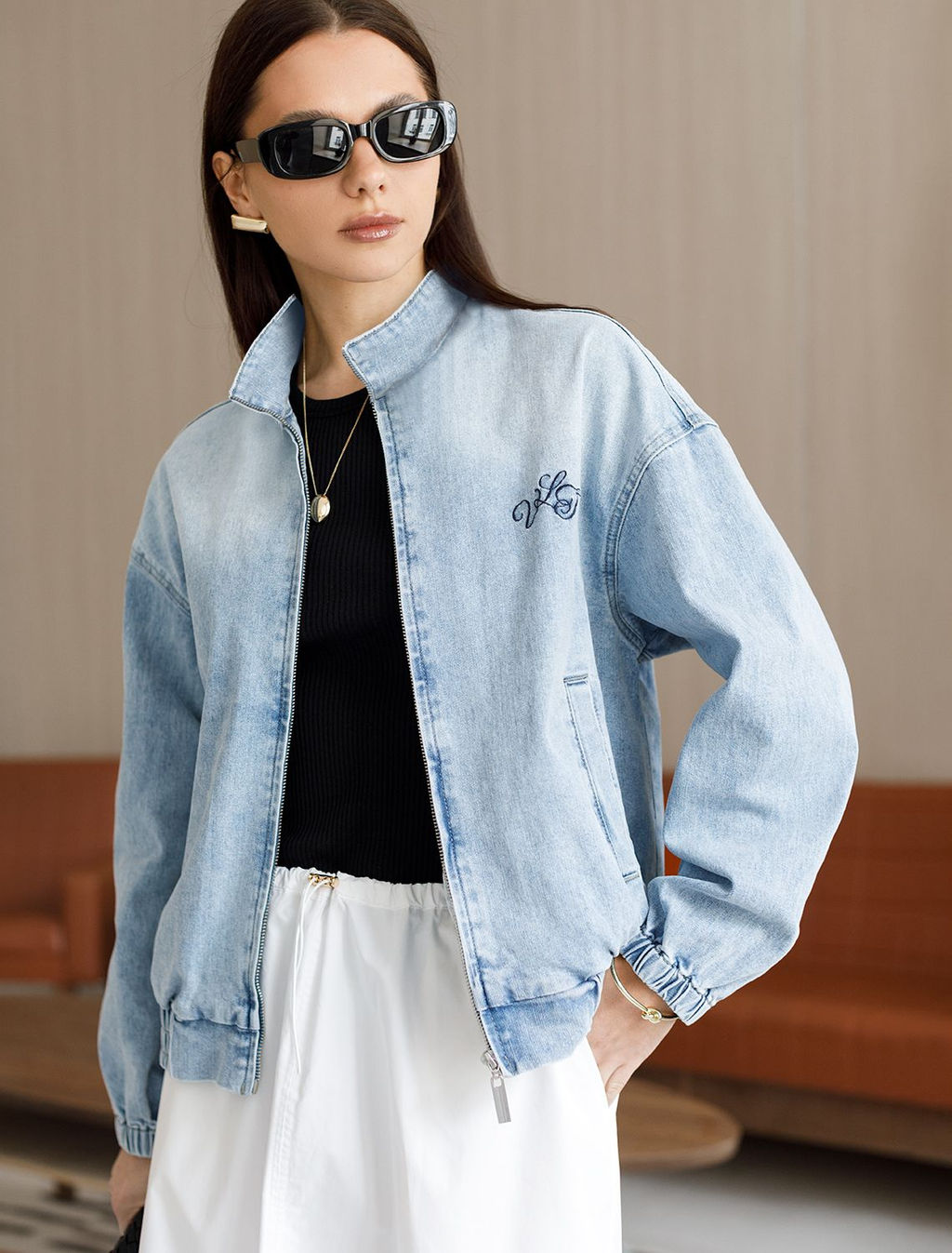 Джинсовый бомбер на молнии из облегченного денима - Vilatte фото 8