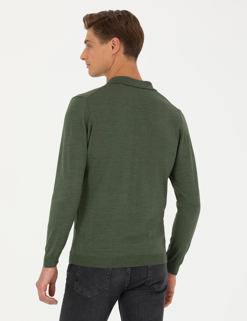 Базовый трикотажный свитер приталенного кроя цвета хаки с воротником-поло - Cacharel фото 5