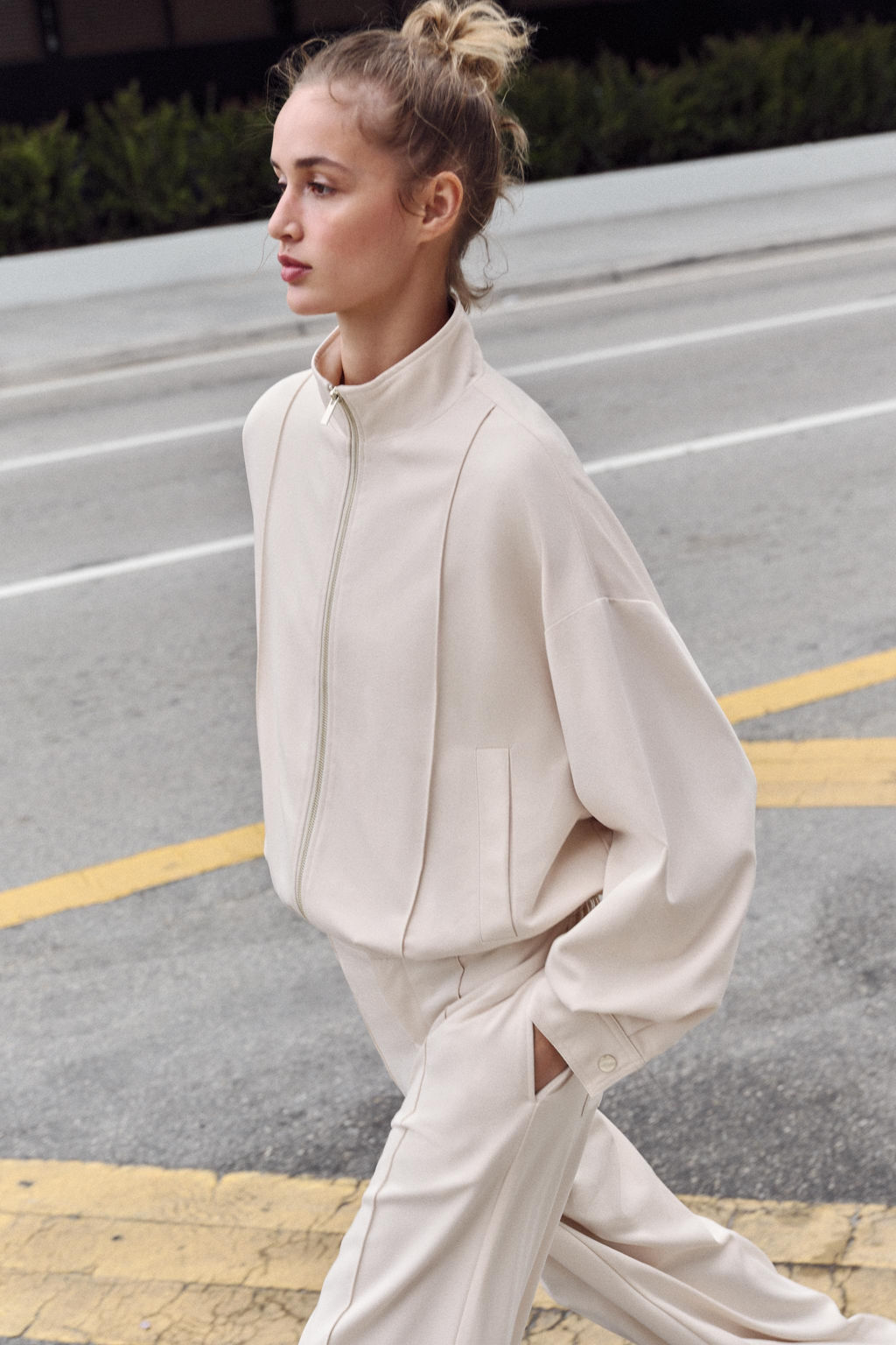 CAZADORA BOMBER CUELLO SUBIDO / Crudo