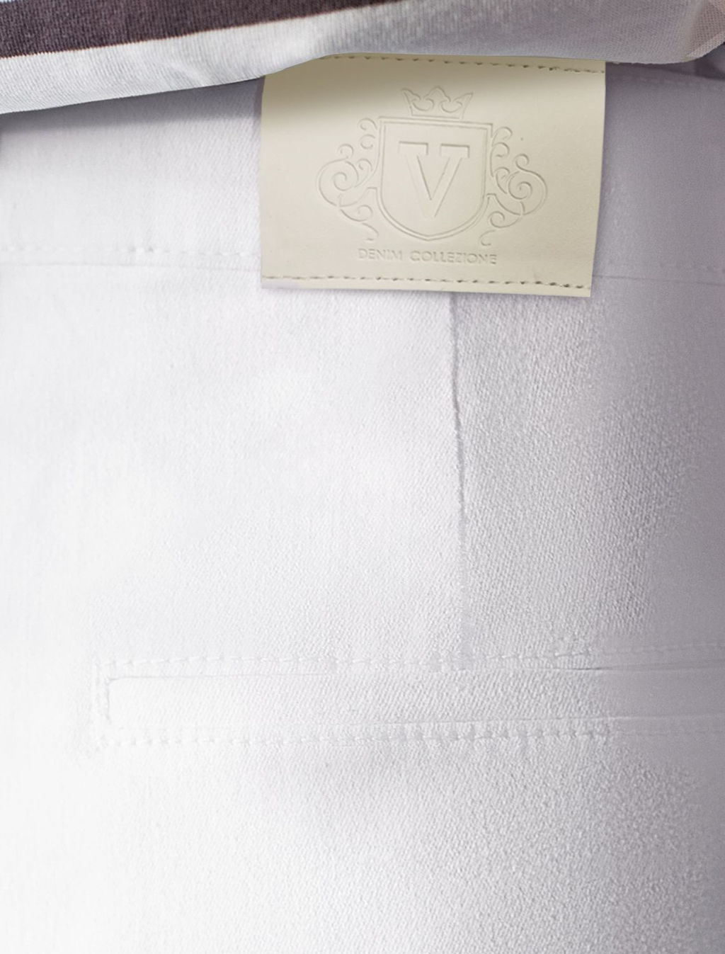 Широкие джинсы с защипами из облегченного денима