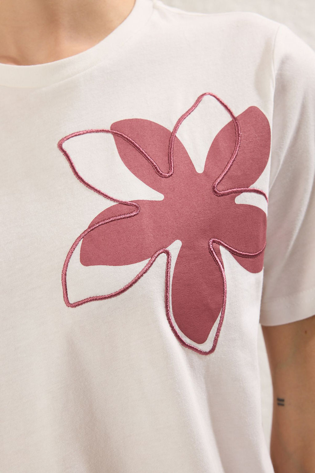 TRENDYOLMILLA Ekru Cicek Nak?sl? Regular/Normal Kal?p Orme T-Shirt TWOSS25TS00157