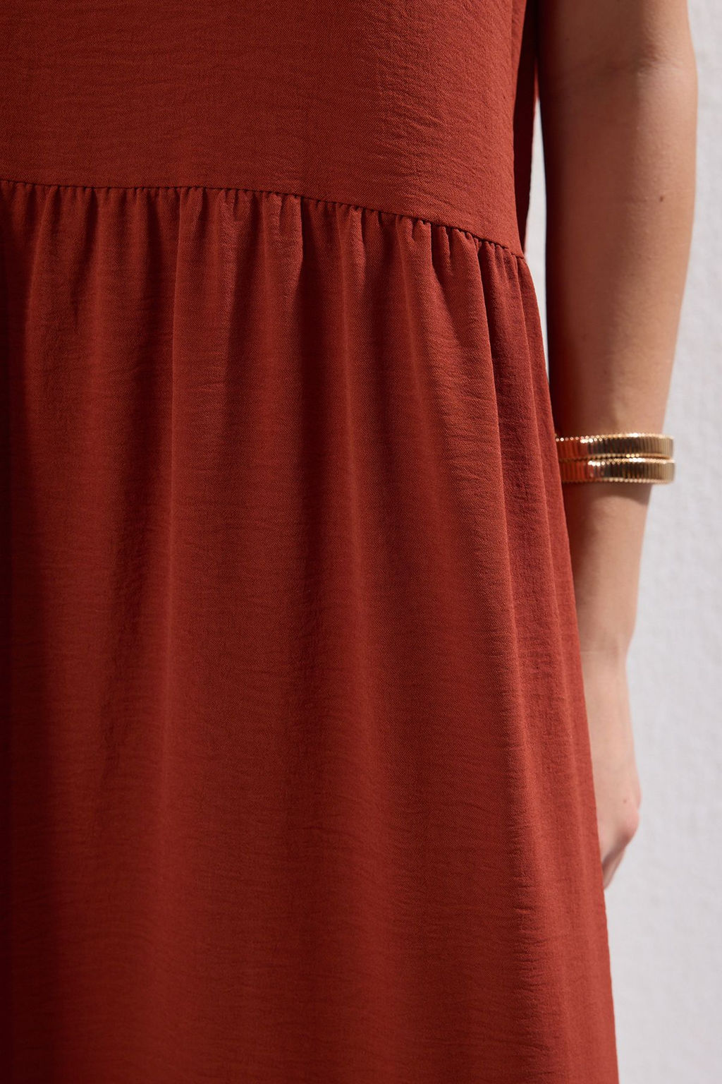 TRENDYOLMILLA Kahverengi Shift/Duz Kesim Dik Yaka Midi Dokuma Elbise TWOSS20EL1864 фото 32