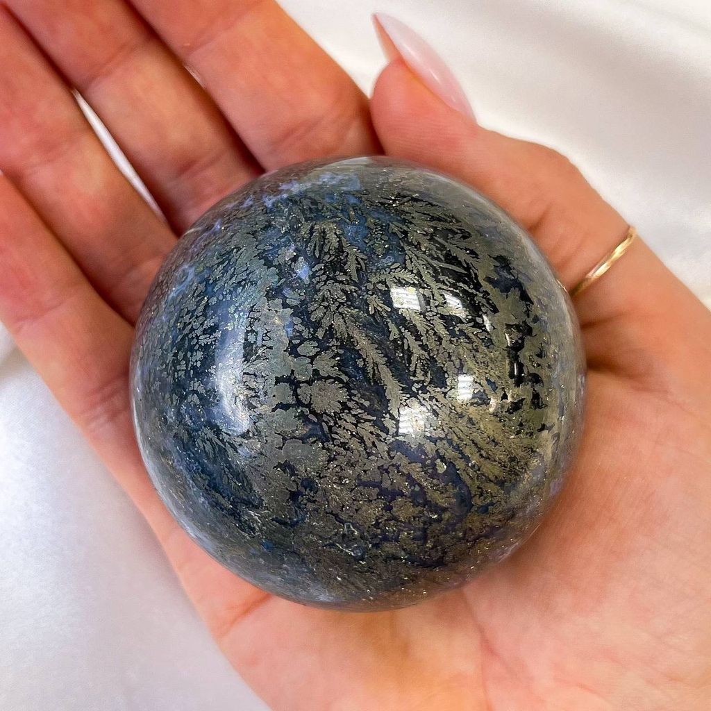 Шар из Пирита замещённый Агатом