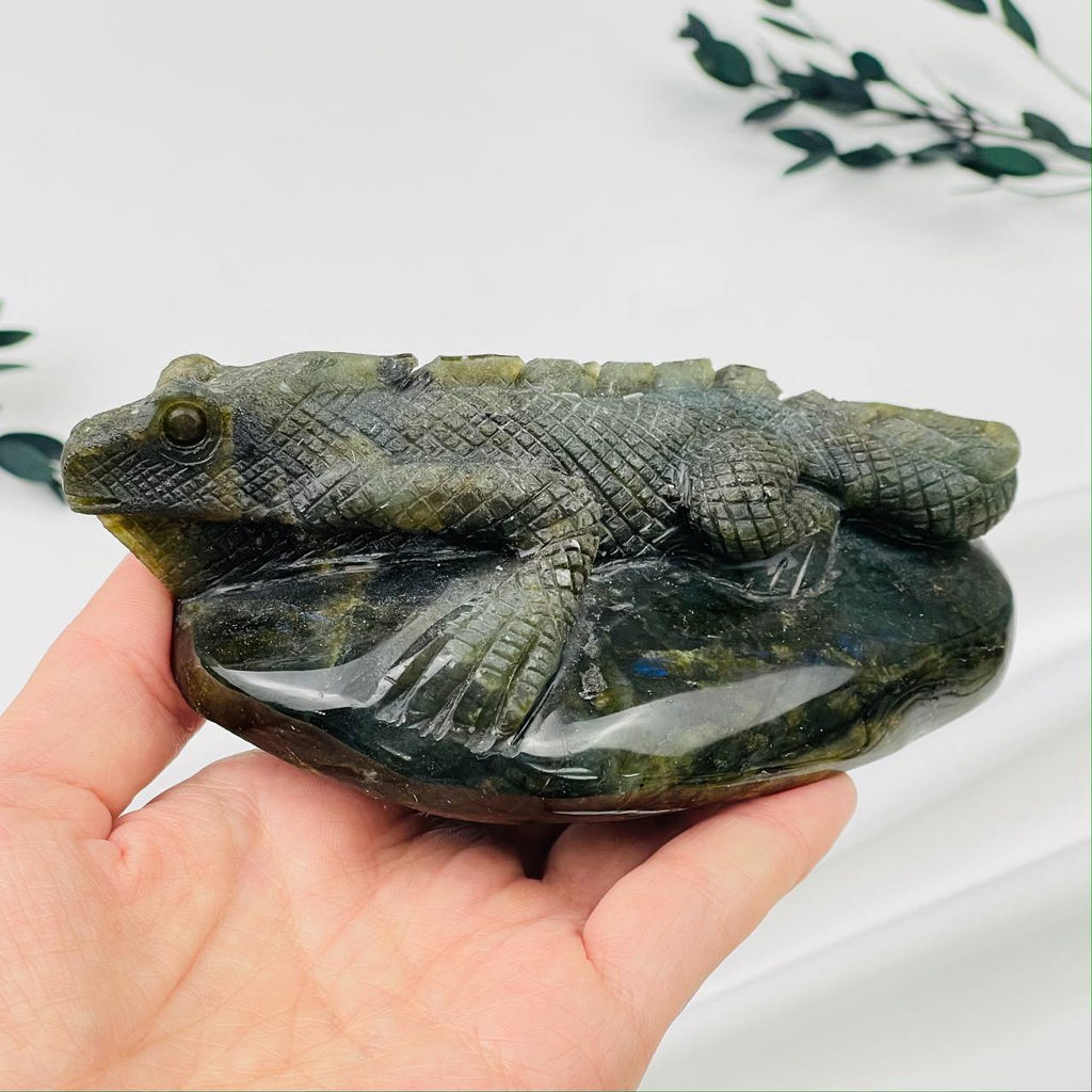 Фигурка резная "Игуана" из Лабрадора