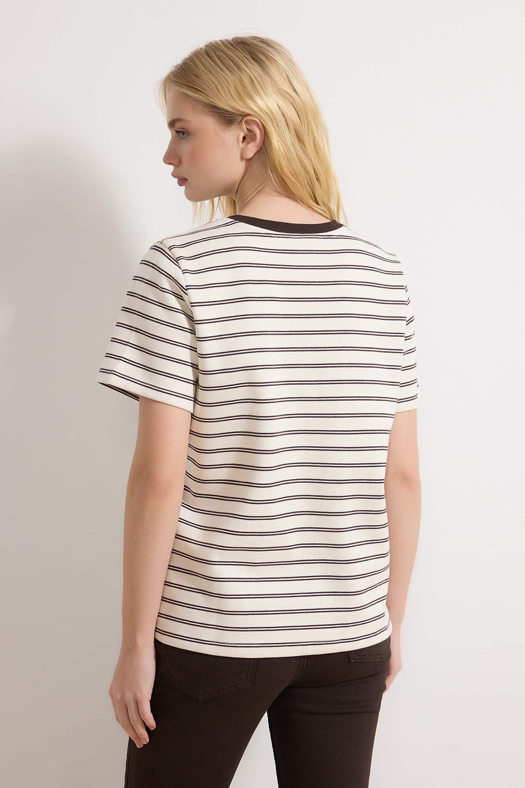 Kahverengi Cizgili Regular/Normal Kal?p K?sa Kollu Tok Interlok Orme T-Shirt TWOSS26TS00067