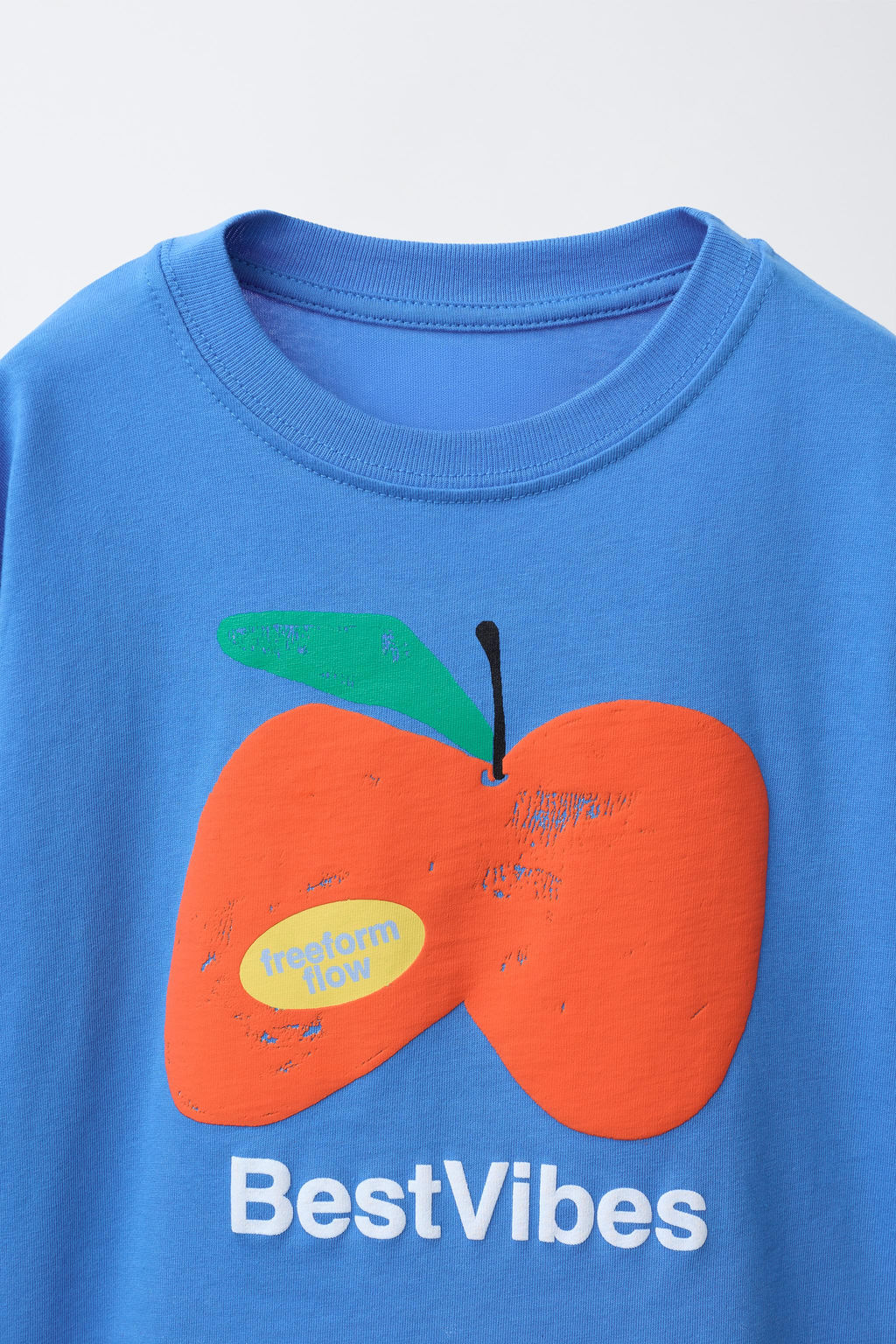 T-SHIRT WITH A RAISED APPLE DESIGN - Zara фото 4