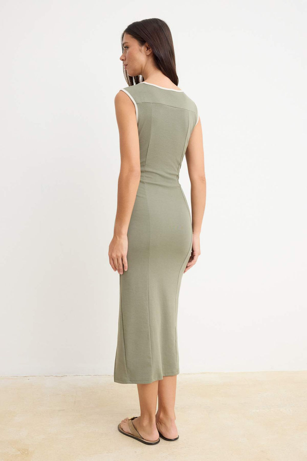 Haki Duz Bodycon V Yaka Kolsuz Buzgulu Midi Pamuk Ribana Orme Elbise TWOSS26EL00569 - Trendyolmilla фото 4