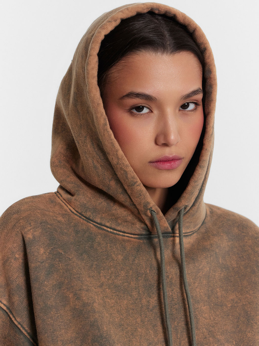 Худи женское хаки с обработкой эйсид хаки 122981 - Mark formelle фото 5