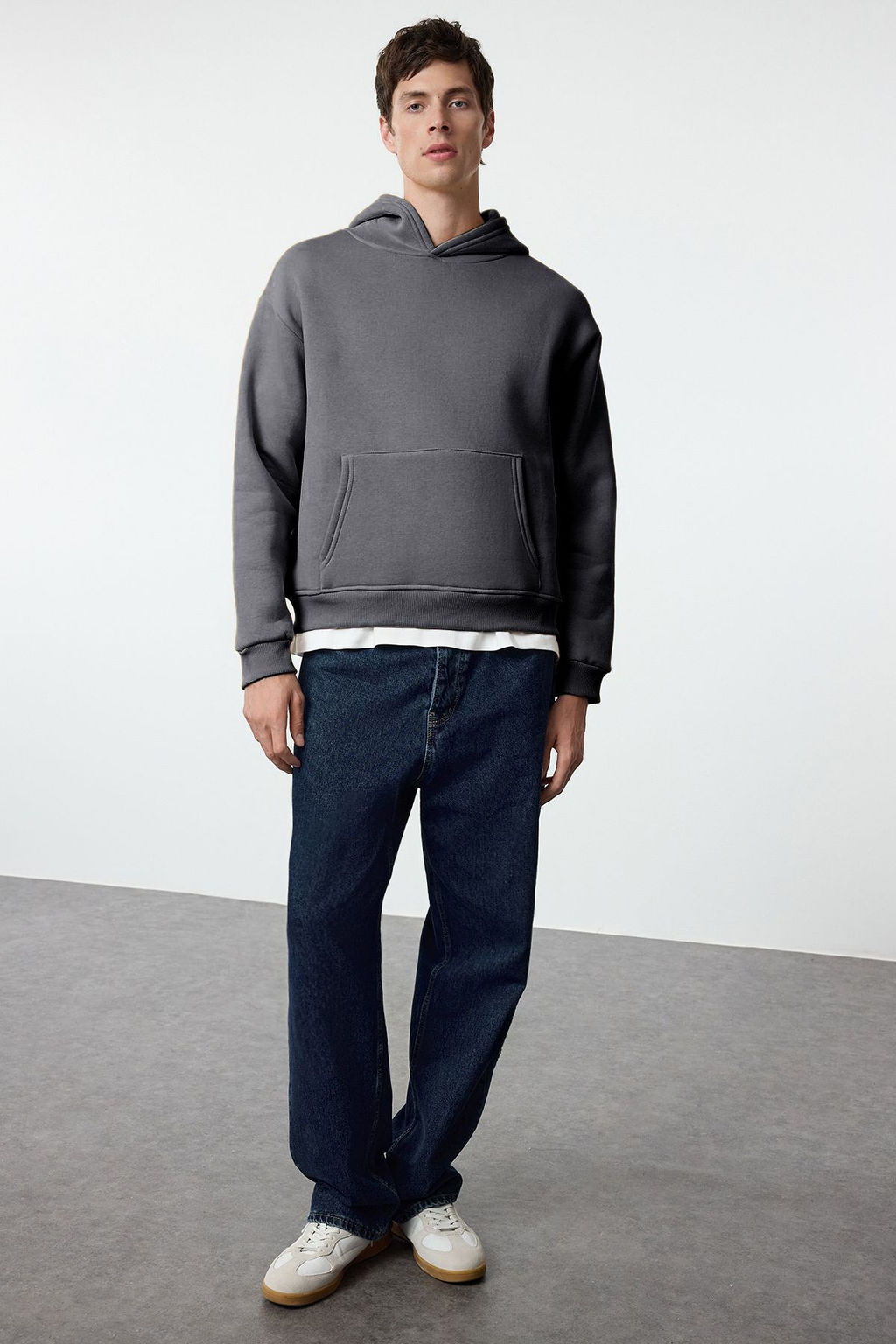 Antrasit Oversize/Genis Kesim S?rt? Nak?s Detayl? Kapusonlu Sweatshirt TMNAW25SW00142