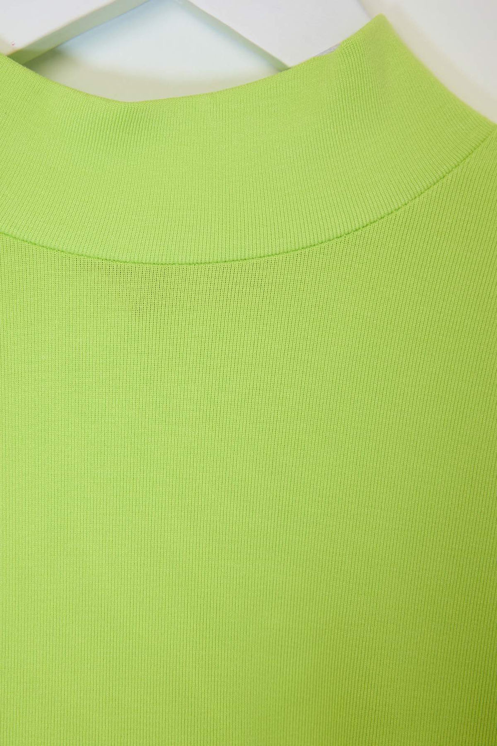 F?st?k Yesil Duz Fitted Asimetrik Yaka Kolsuz Aksesuar Detayl? Esnek Orme Bluz TWOSS26BZ00352