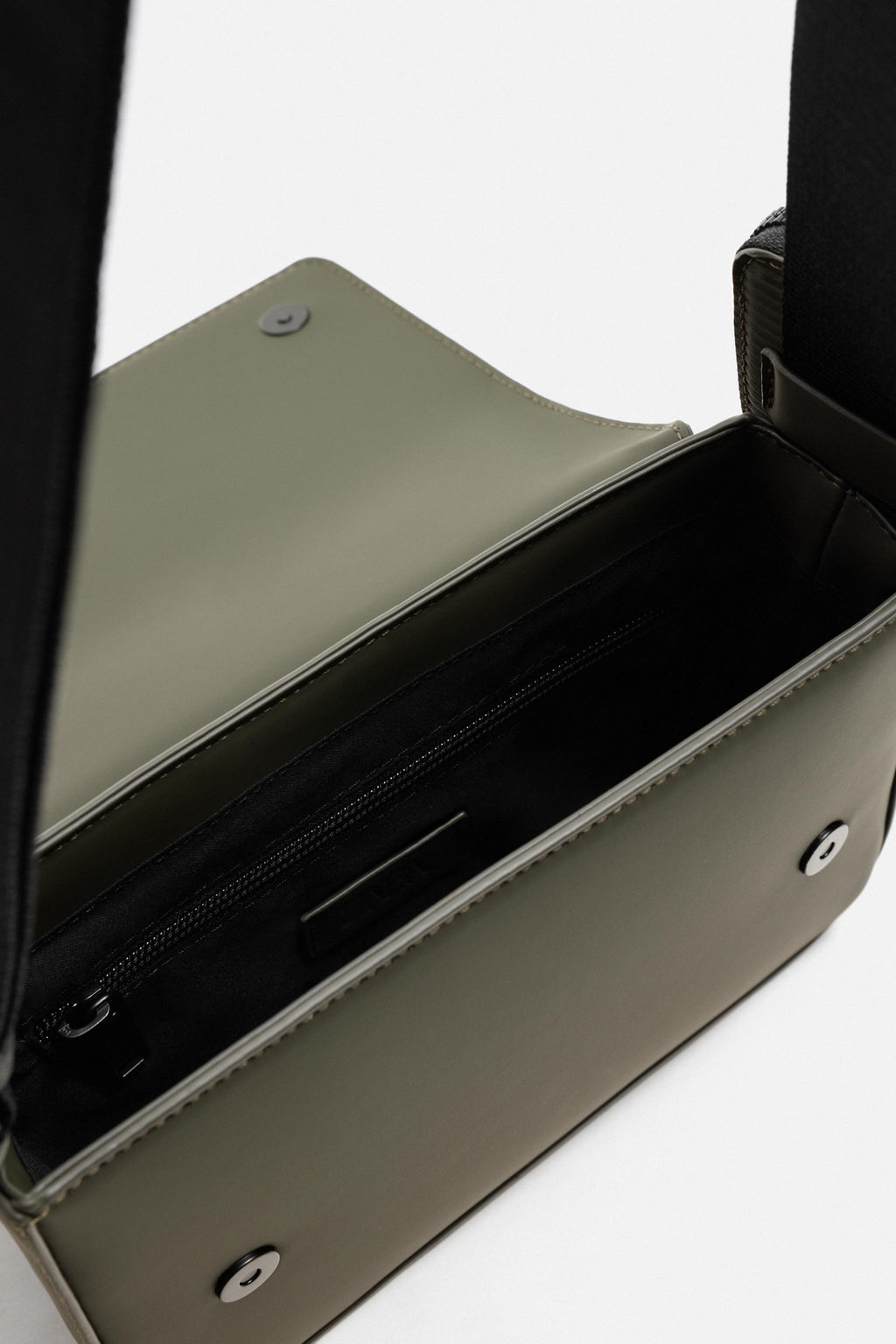 RUBBERISED TEXTURED CROSSBODY BAG - Zara фото 6