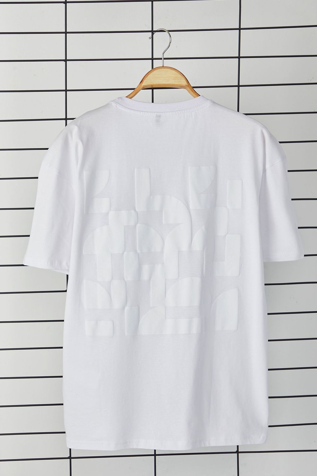 TRENDYOL MAN Beyaz Oversize/Genis Kesim Kabar?k S?rt Bask?l? %100 Pamuk T-Shirt TMNSS25TS00082 - Trendyolmilla фото 8