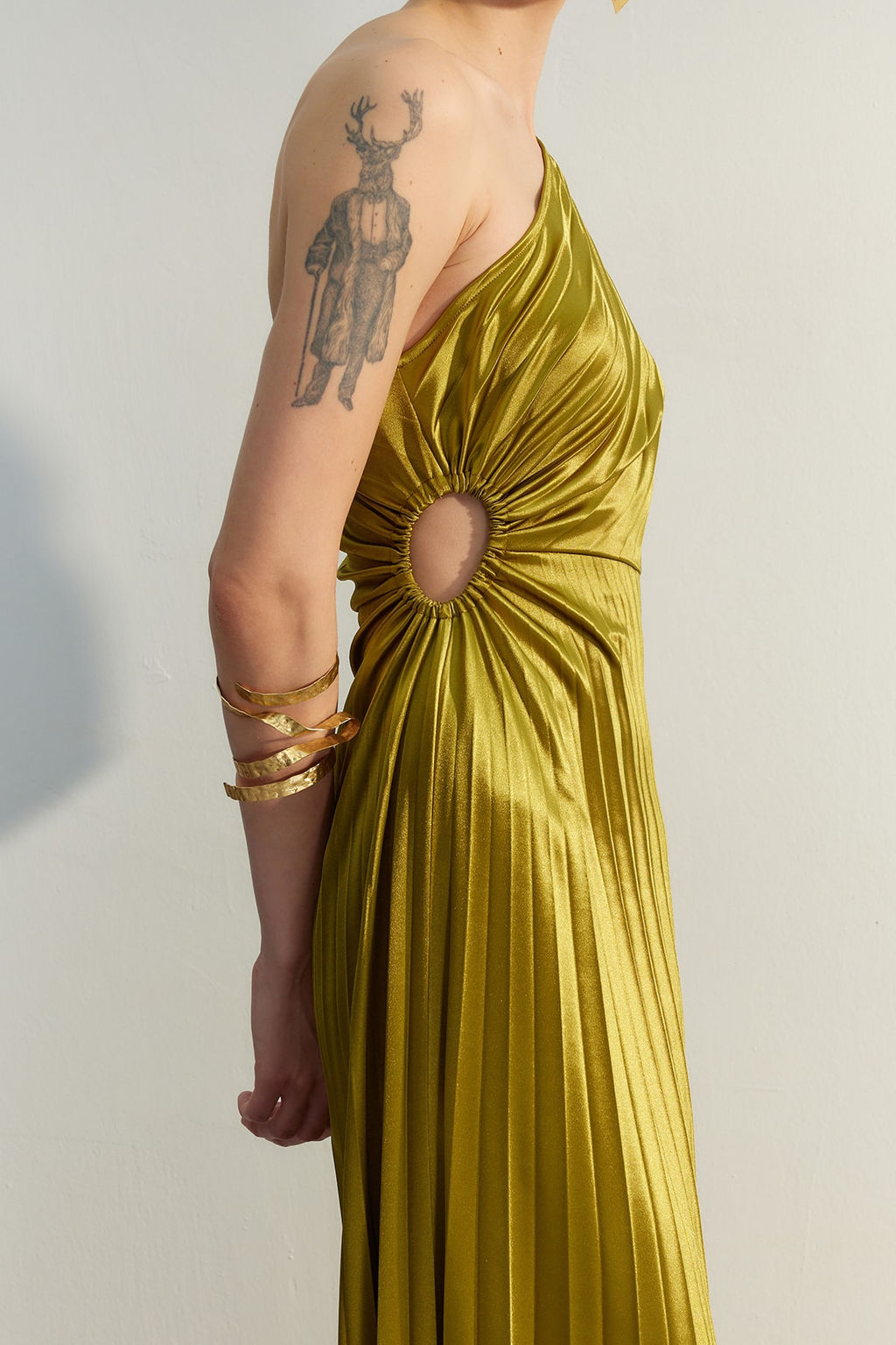 TRENDYOLMILLA Ac?k Yesil Asimetrik Pilise Detayl? Orme Saten S?k Abiye Elbise TPRSS23EL00557  фото 5