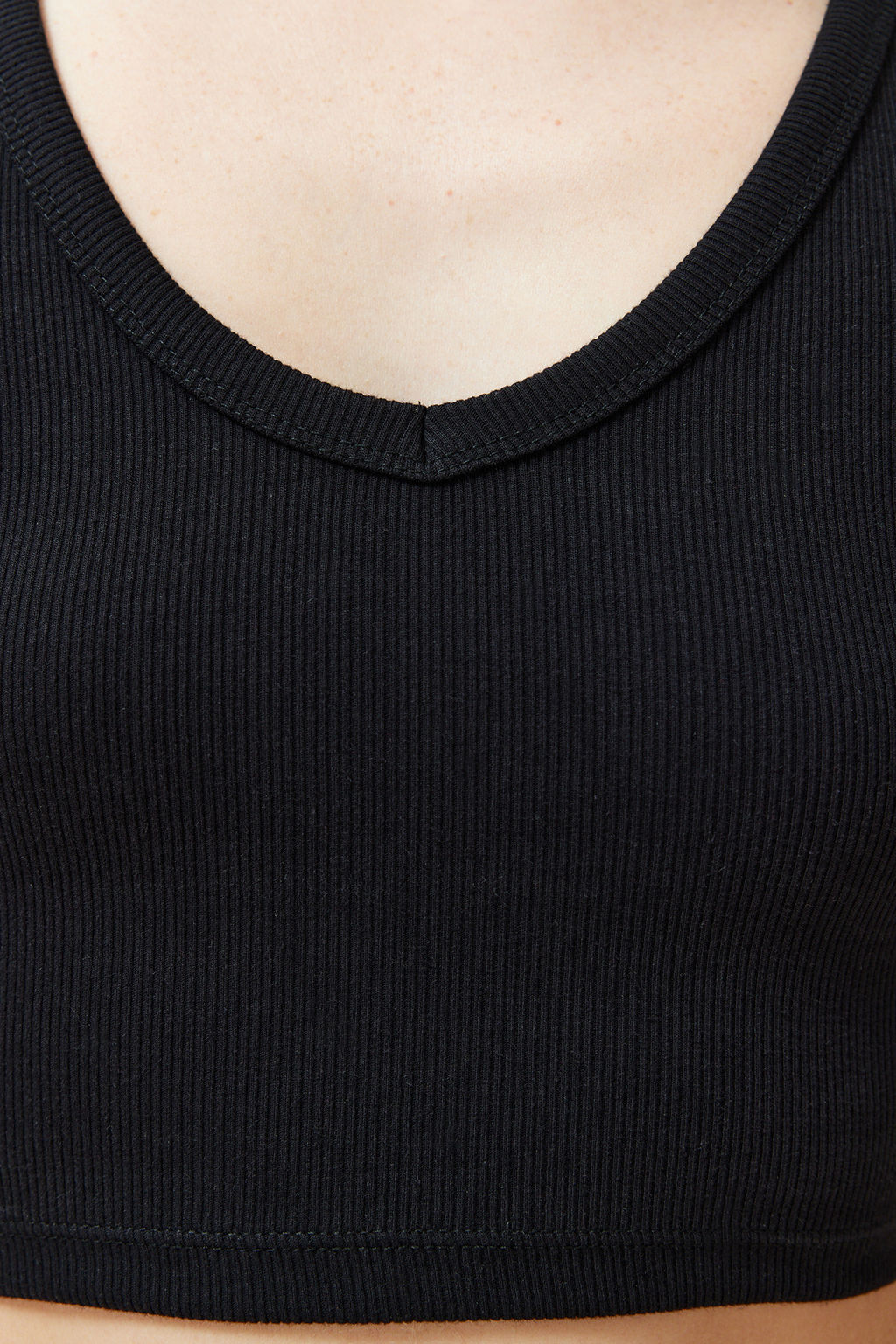 Siyah Fitilli V Yaka Super Crop Esnek Orme Atlet TWOSS24AL00029