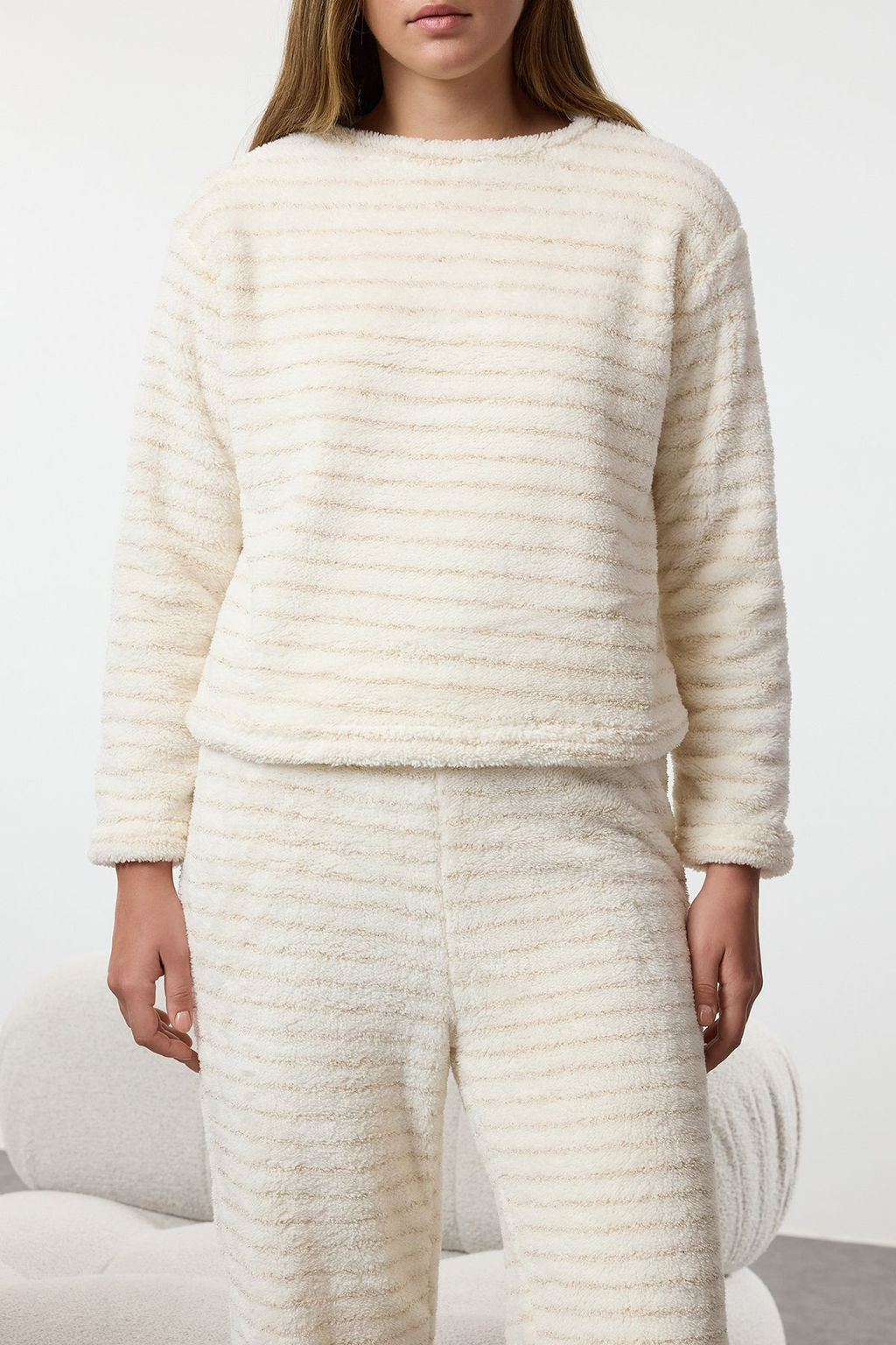 Trendyolmilla Ekru Cizgili Lurex Iplik Detayl? Wellsoft K?sl?k Orme Pijama Tak?m? THMAW25PT00070
